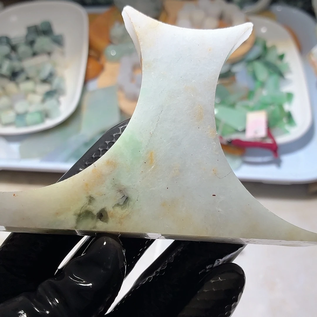 翡翠未镶嵌颈饰边角料