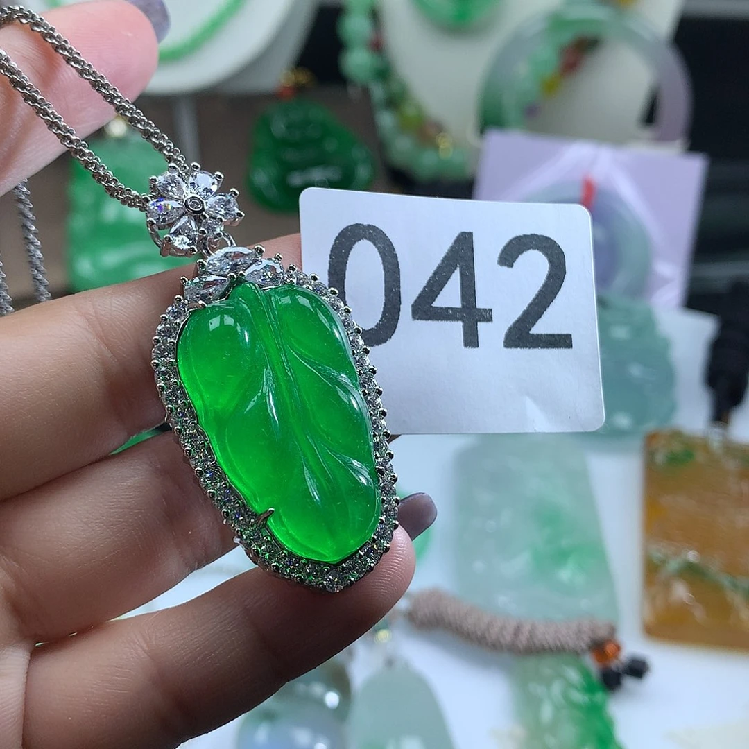 翡翠未镶嵌吊坠(赠链)