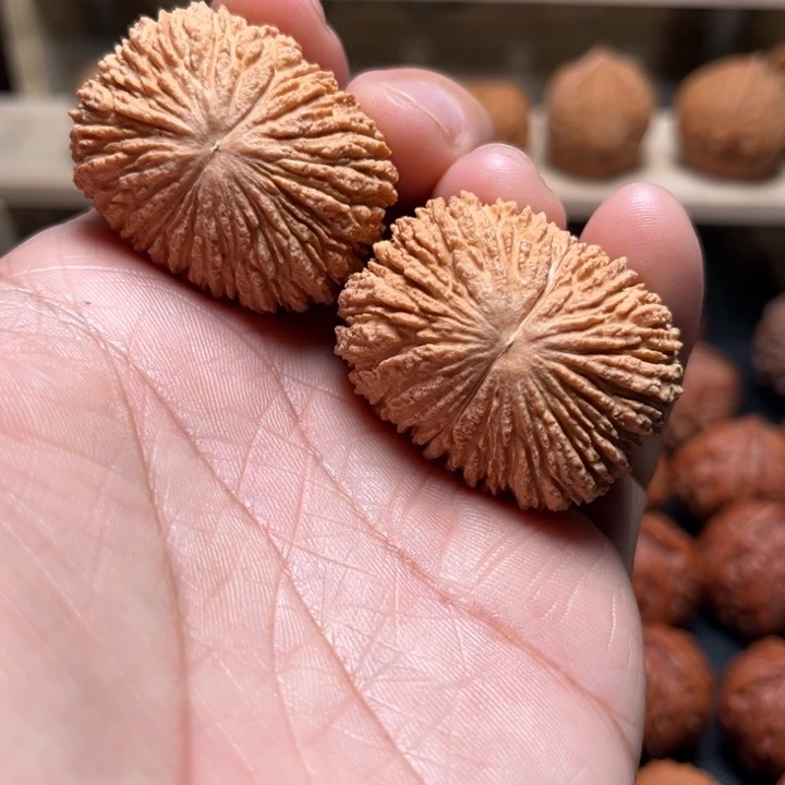 文玩核桃吊坠猴头元宝