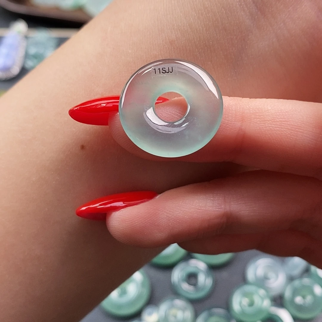 翡翠未镶嵌颈饰甜甜圈