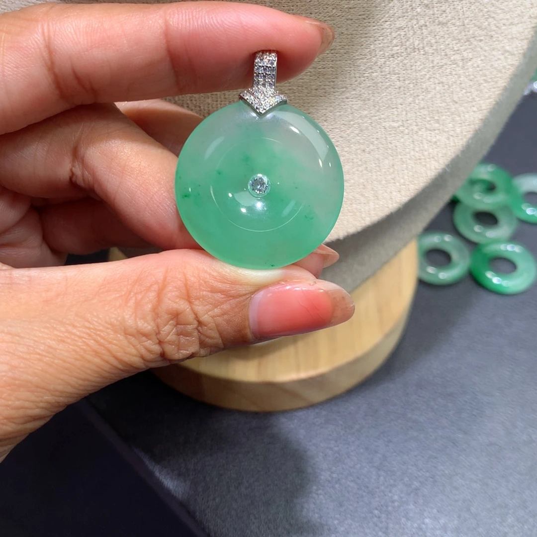 颈饰银S925镶嵌石英质玉（非洲翠）