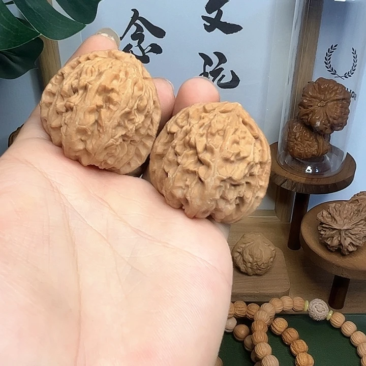 文玩核桃吊坠37号，40白狮子，有瑕