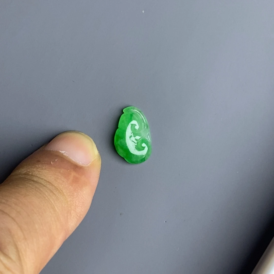 翡翠未镶嵌颈饰如意