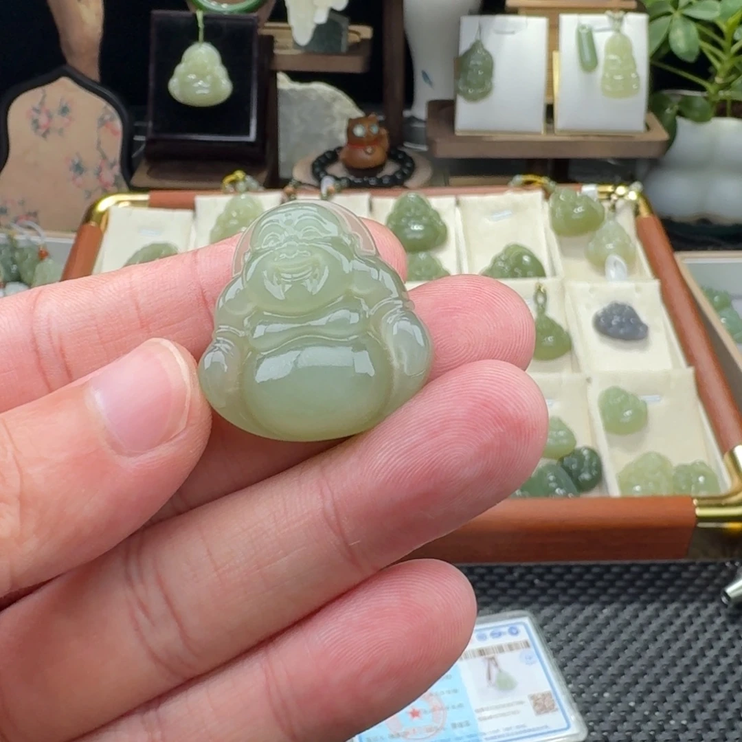 美***，颈饰未镶嵌和田玉
