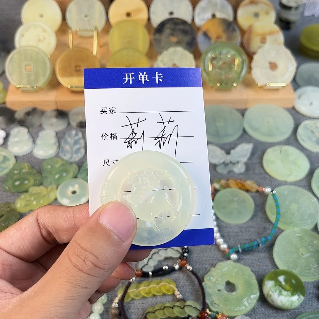 莉***莉蛇纹石玉未镶嵌颈饰