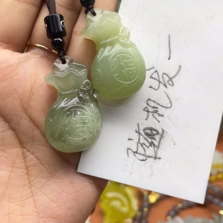 蛇纹石玉未镶嵌吊坠