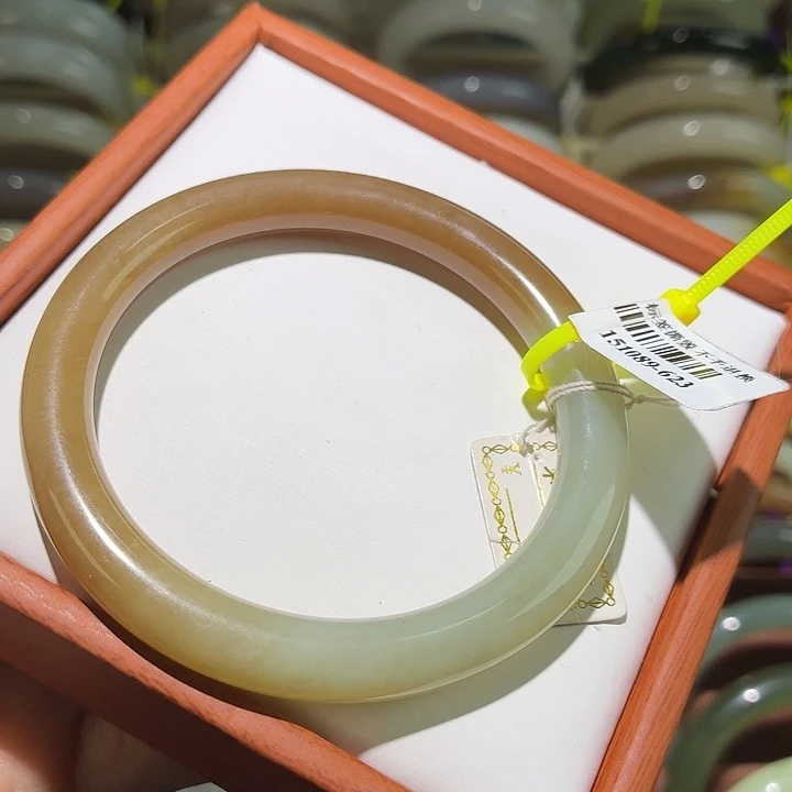 和田玉未镶嵌手镯5758  71