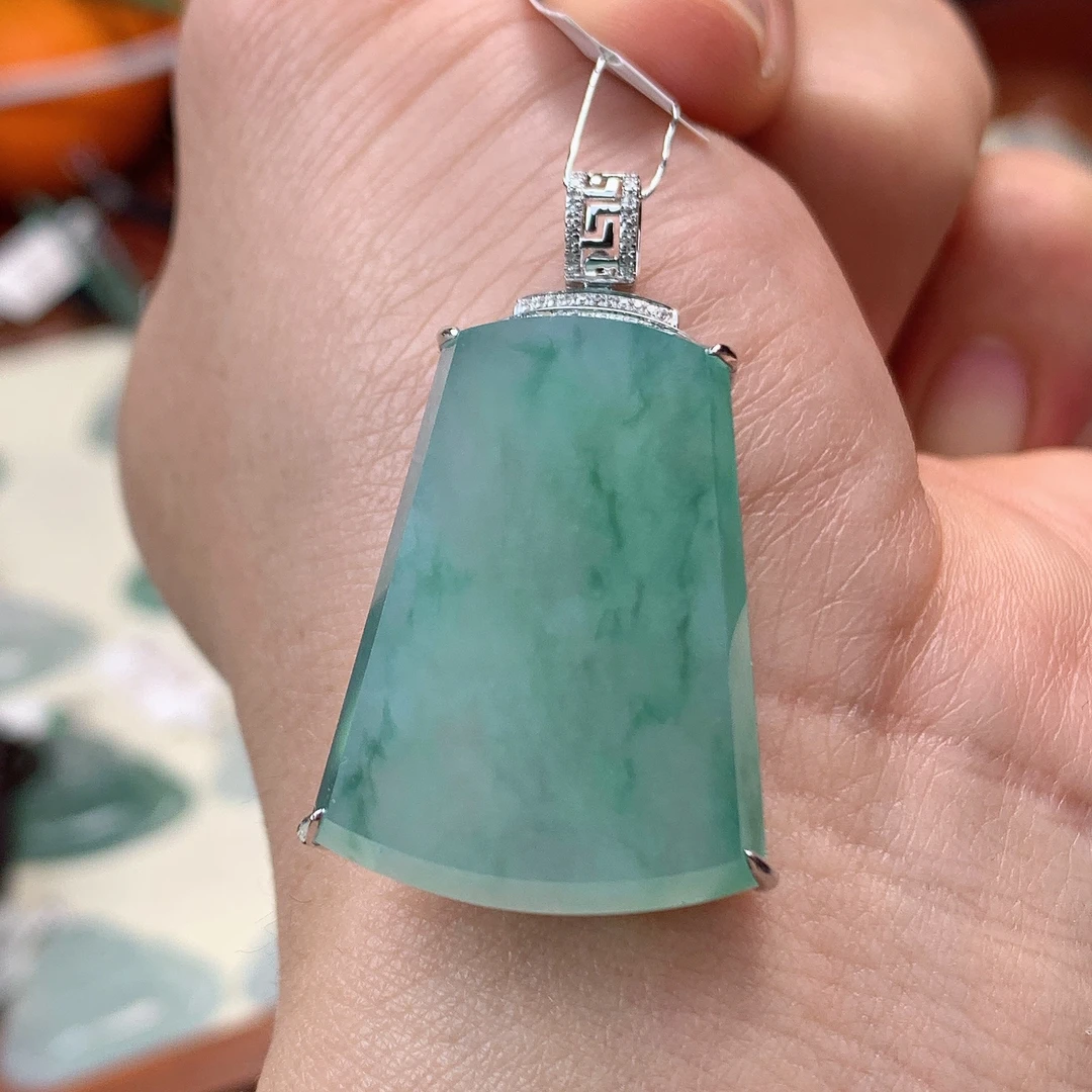 缅甸天然A货翡翠18K金镶嵌冰种飘绿素面牌吊坠40.3×23.9×8.4mm