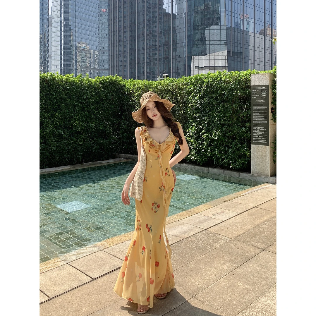 法式碎花气质吊带连衣裙女收腰显瘦纯欲风高级设计感温柔风长裙子