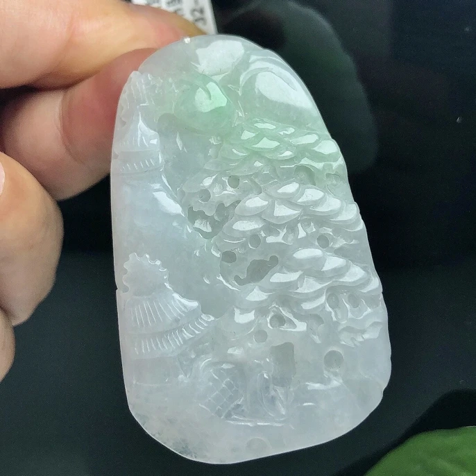 缅甸天然翡翠A货，冰润飘浅绿山水牌吊坠背面有纹裂手工精雕正品