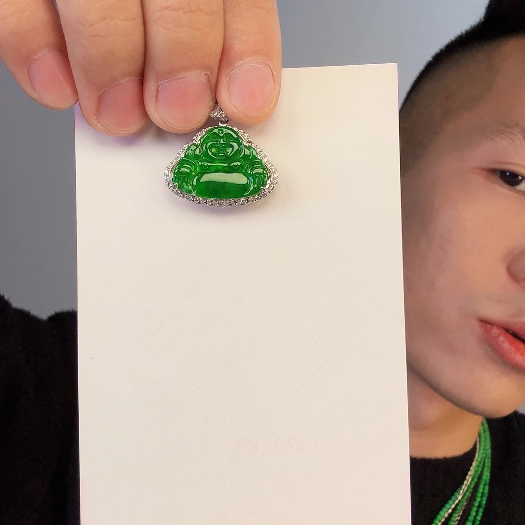 翡翠未镶嵌颈饰一件