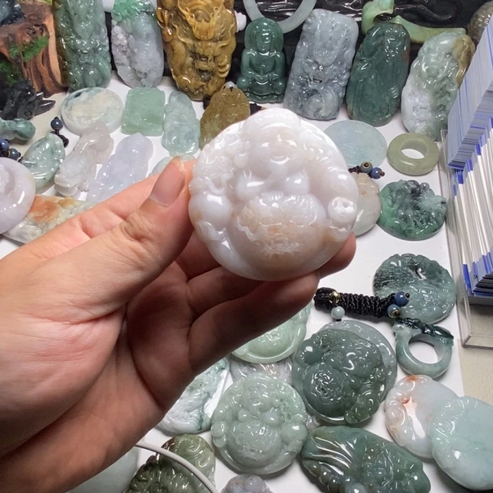 S***。翡翠未镶嵌颈饰财爷