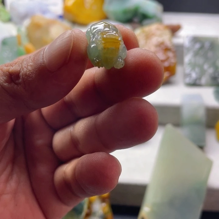 翡翠挂件未镶嵌翡翠