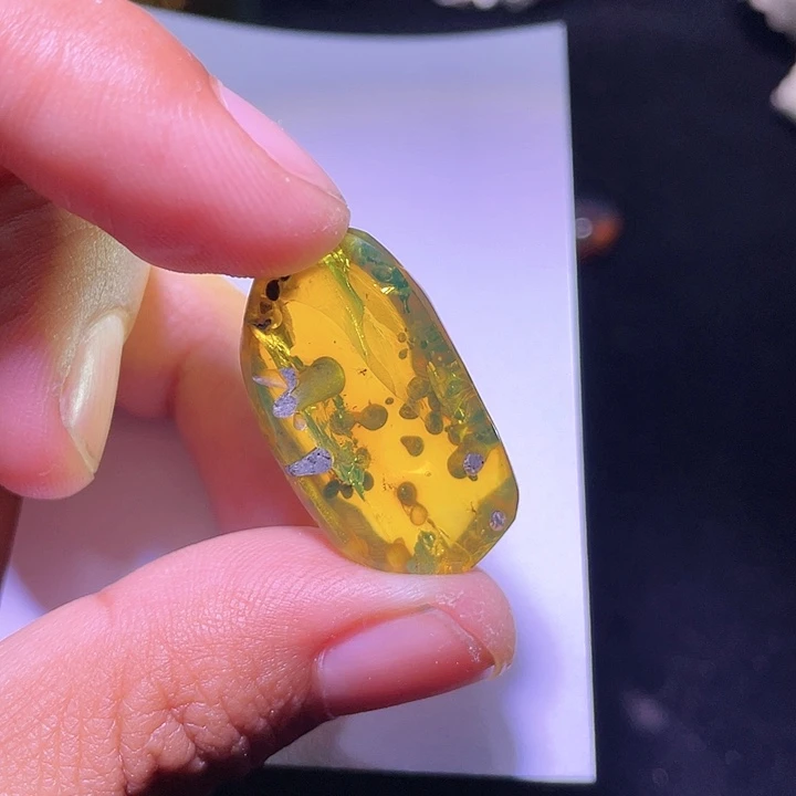 琥珀裸石未镶嵌，