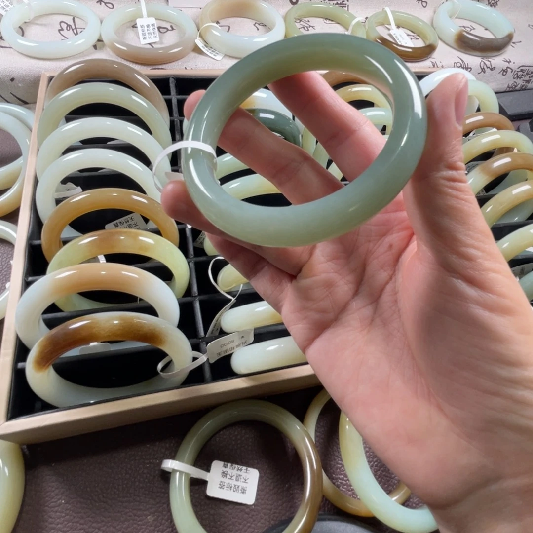 和田玉未镶嵌手镯