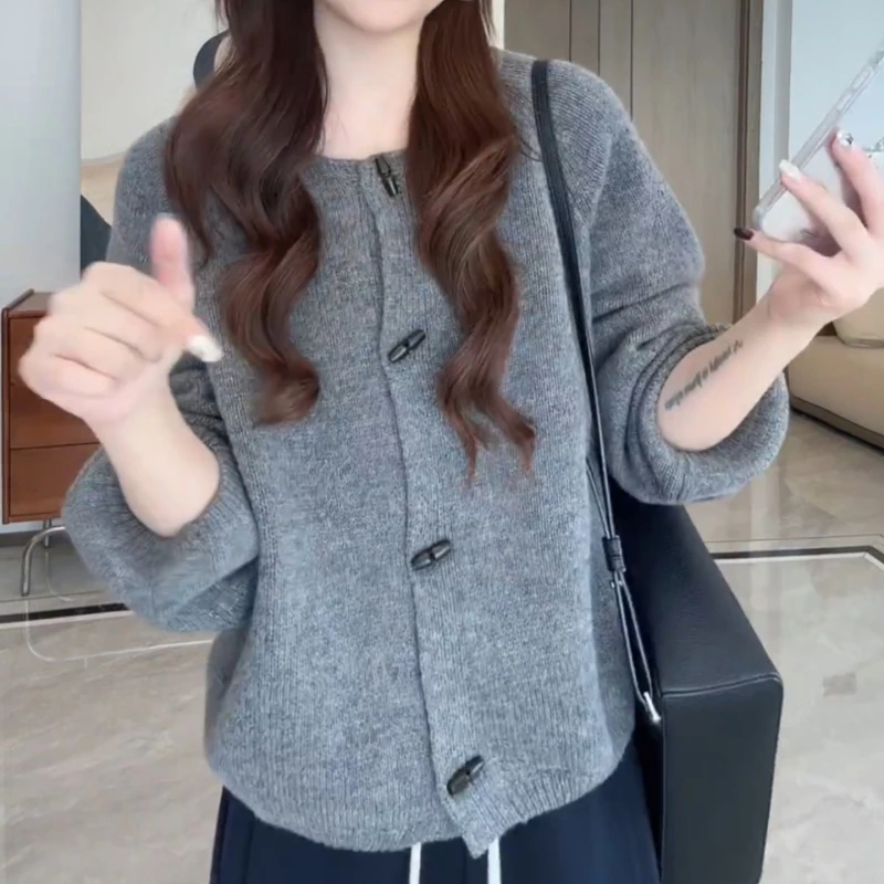 减龄宽松温柔风牛角扣插肩袖纯色针织衫开衫LK2506671