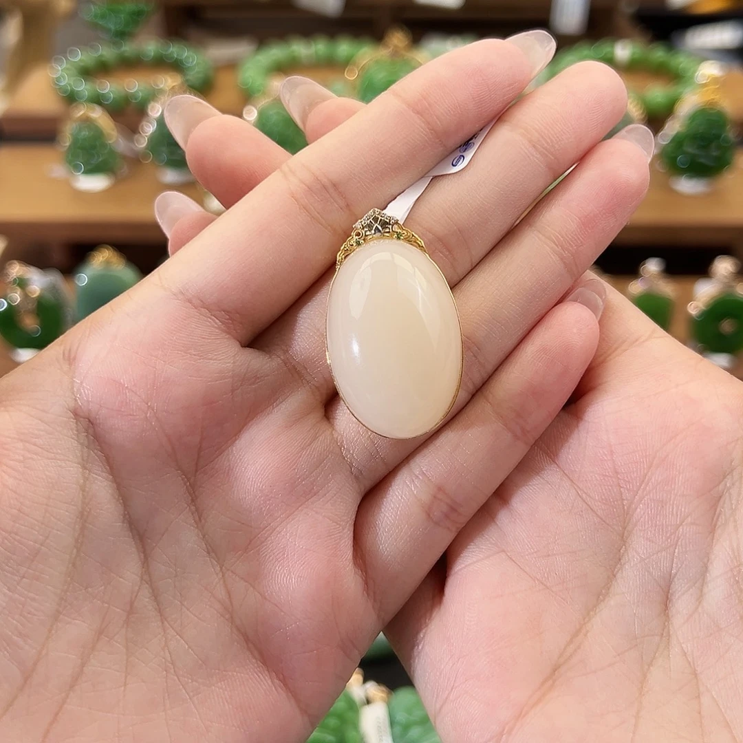 吊坠(不含链)18K金镶嵌和田玉熟藕粉鸽子蛋30mm