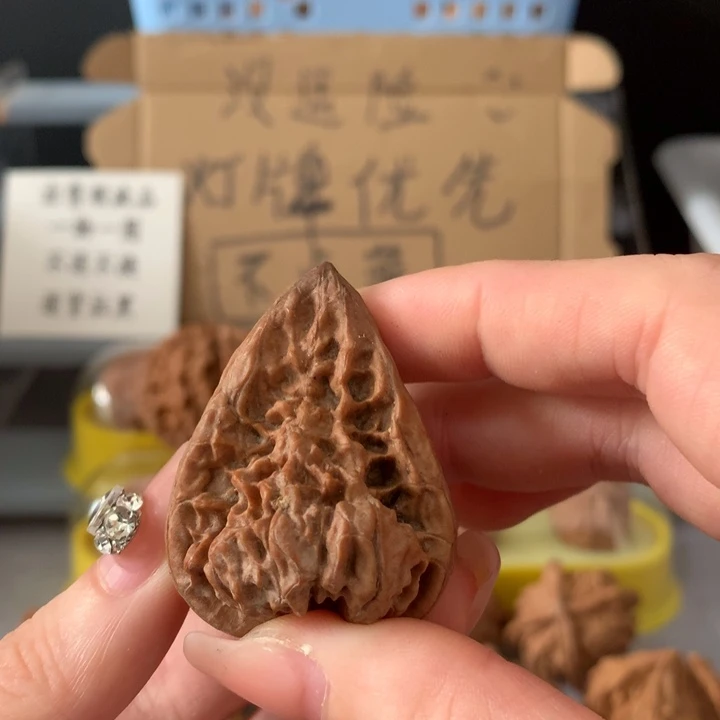 ****周吊坠文玩核桃异形单只，有瑕疵