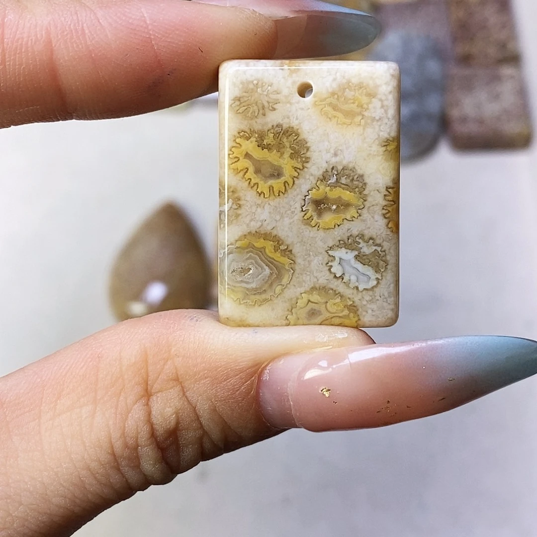 合金颈饰硅化玉阿**么
