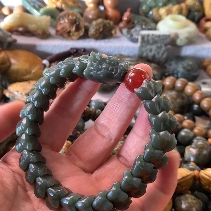 未镶嵌岫岩河磨玉（透闪石质玉）把件