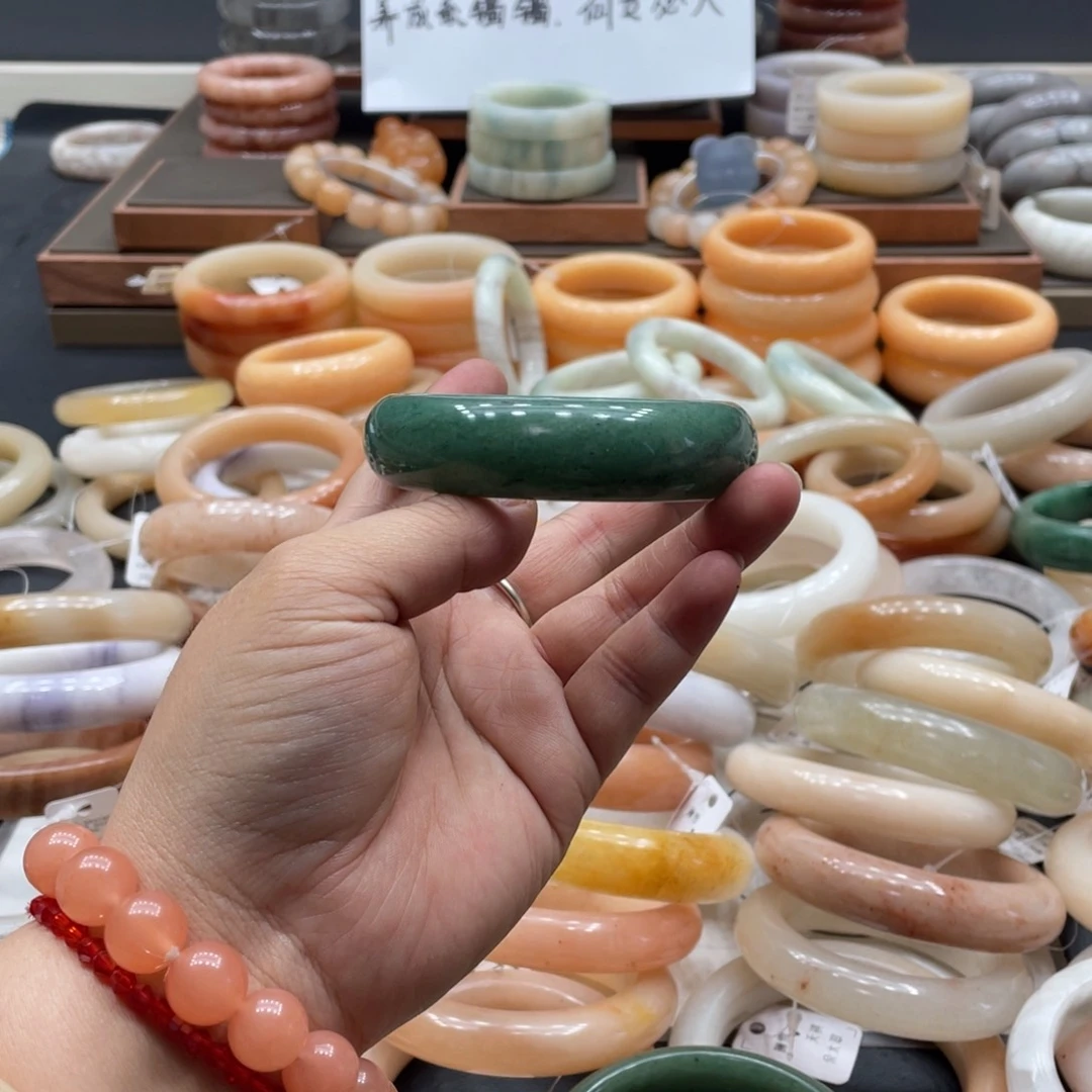 J***g石英质玉手镯未镶嵌