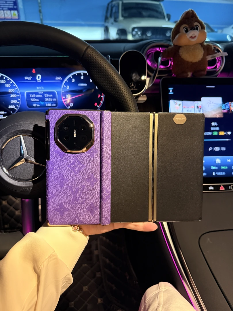 适用于华为MateXT/XTs三折叠双中轴电镀压花时尚字母折叠手机壳