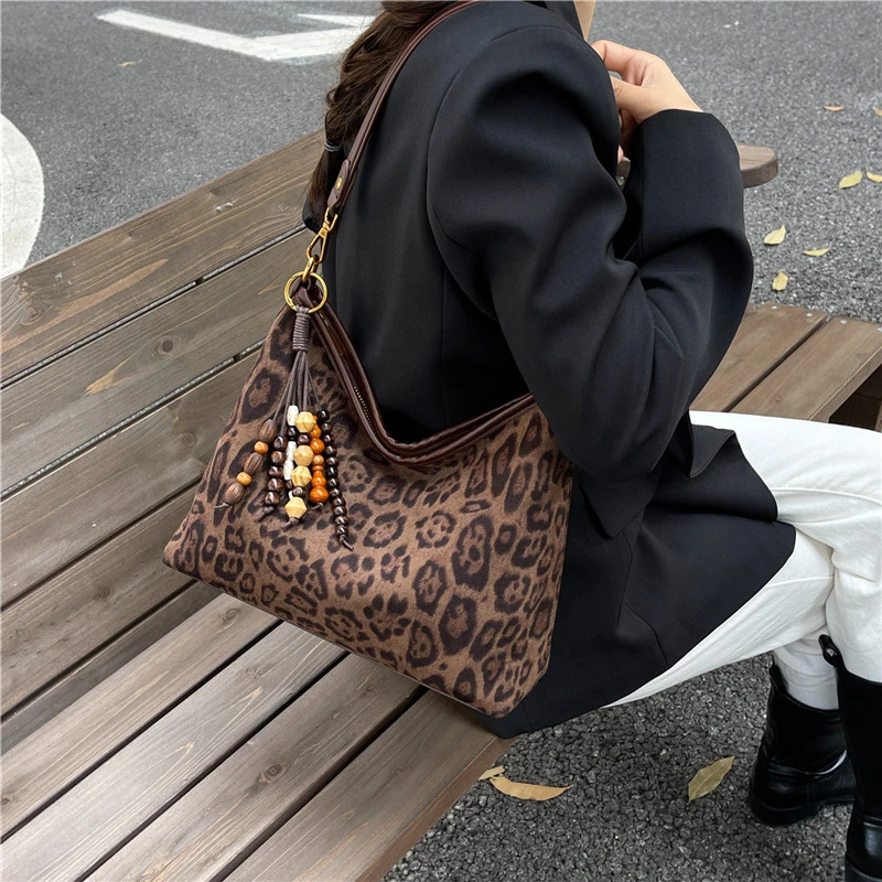 今年流行超火小包包女新款秋冬单肩包复古休闲豹纹腋下小方包