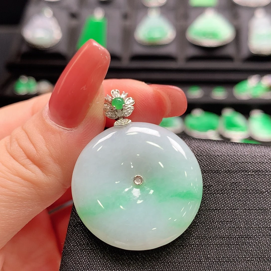 翡翠18K金镶嵌颈饰平安扣