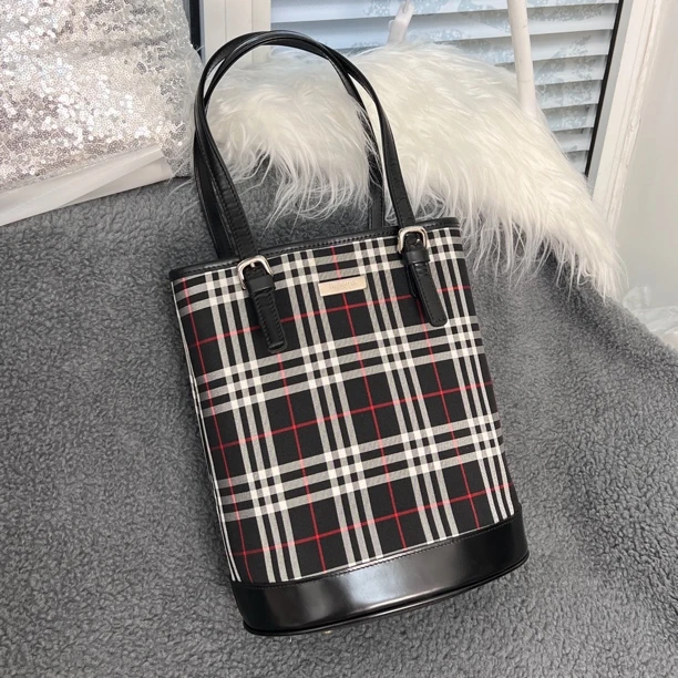 95新 BURBERRY/博柏利 中号黑色红色格纹布面托特水桶单肩腋下包