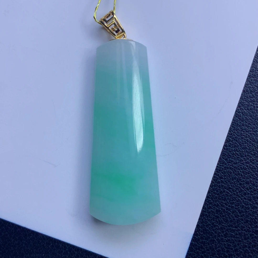 翡翠未镶嵌颈饰无事牌