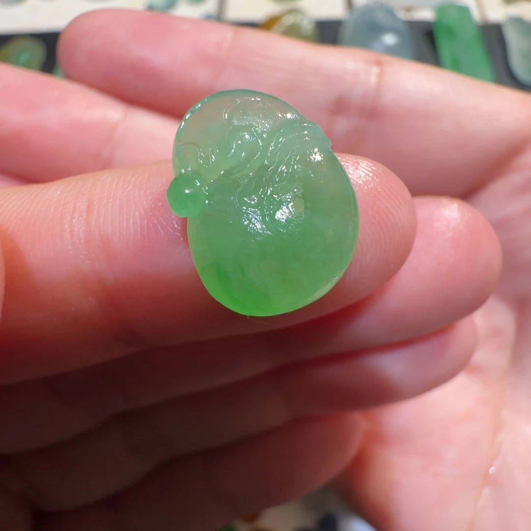 定制翡翠未镶嵌冰种甜绿福袋