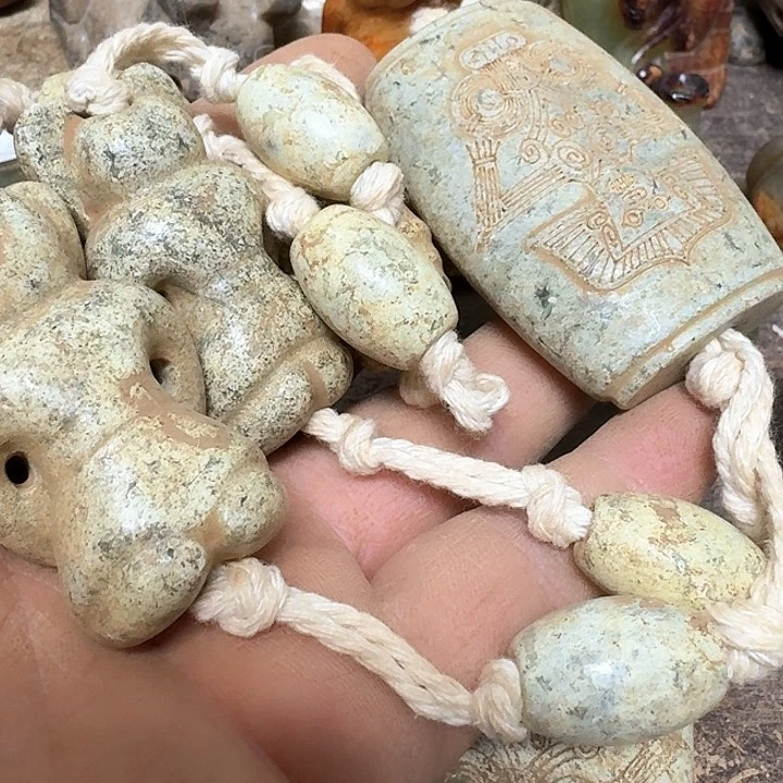 蛇纹石玉颈饰未镶嵌