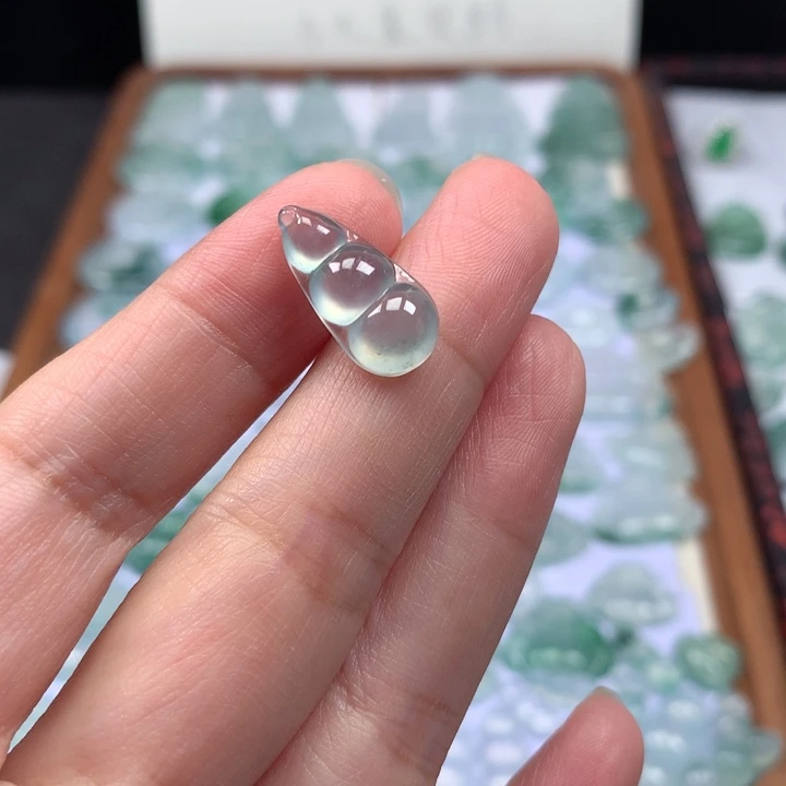 颈饰未镶嵌翡翠高冰晴底福豆