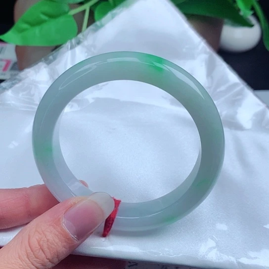 翡翠手镯未镶嵌       正圈54 白底青