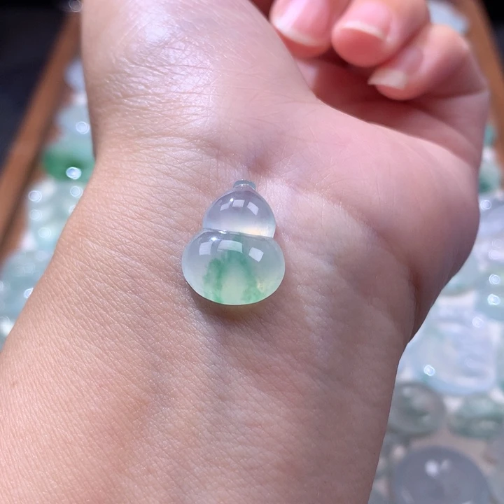 颈饰未镶嵌翡翠冰种飘阳绿葫芦
