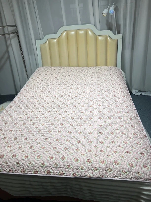 《小徐》约150x200 粉色菱形小碎花棉床盖 发一条