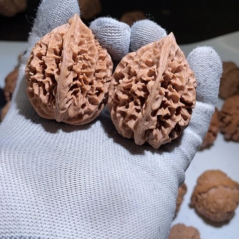 文玩核桃吊坠久层妖塔