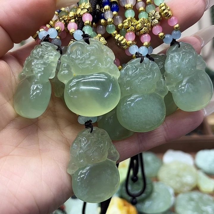 蛇纹石玉未镶嵌颈饰