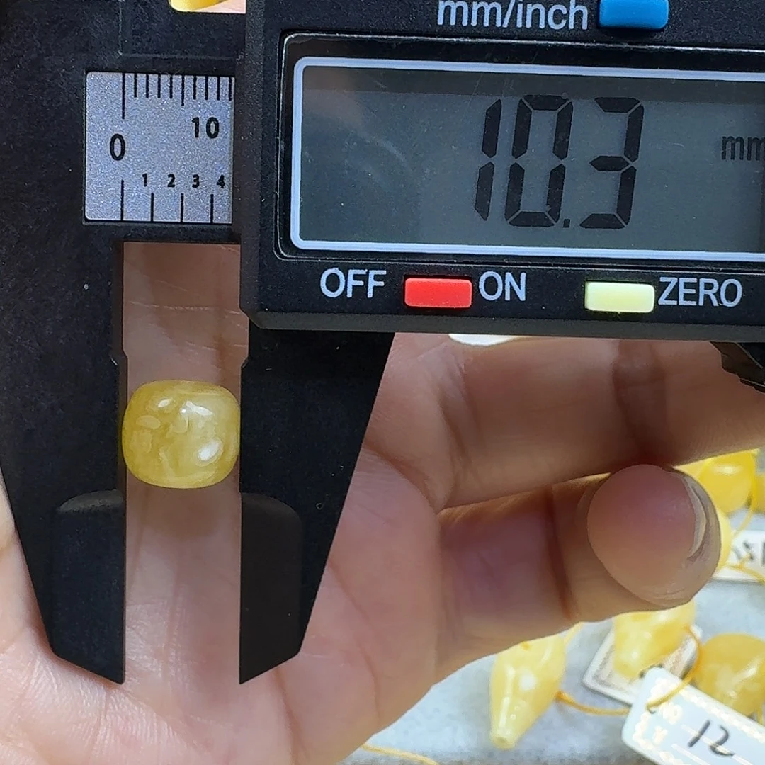 拿***克蜜蜡未镶嵌裸石33杂