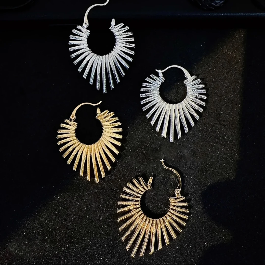 铜合金耳饰 欧美夸张线条桃心耳扣耳环个性小众设计高级感耳饰女