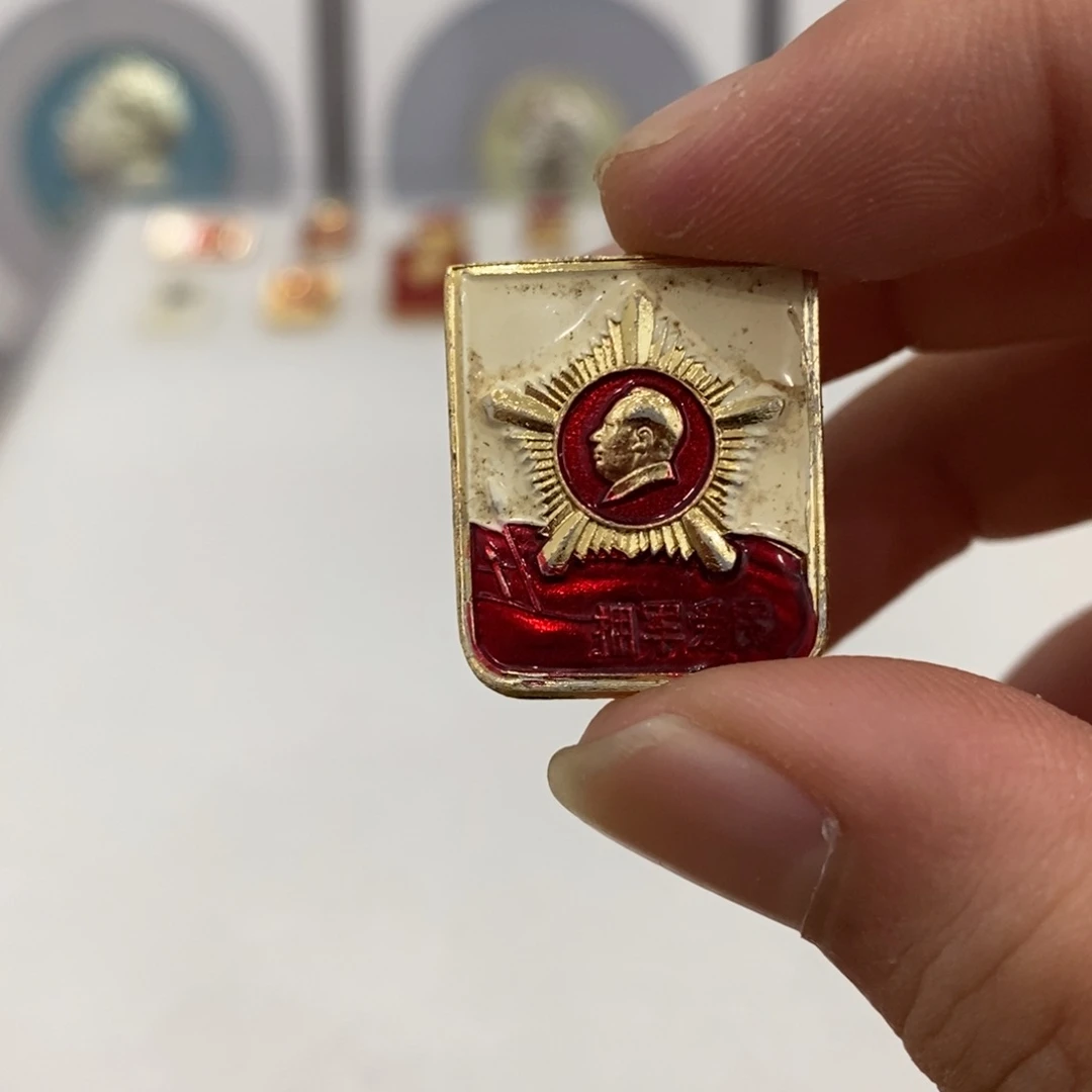 其他普通金属红色纪念章章中章拥爱