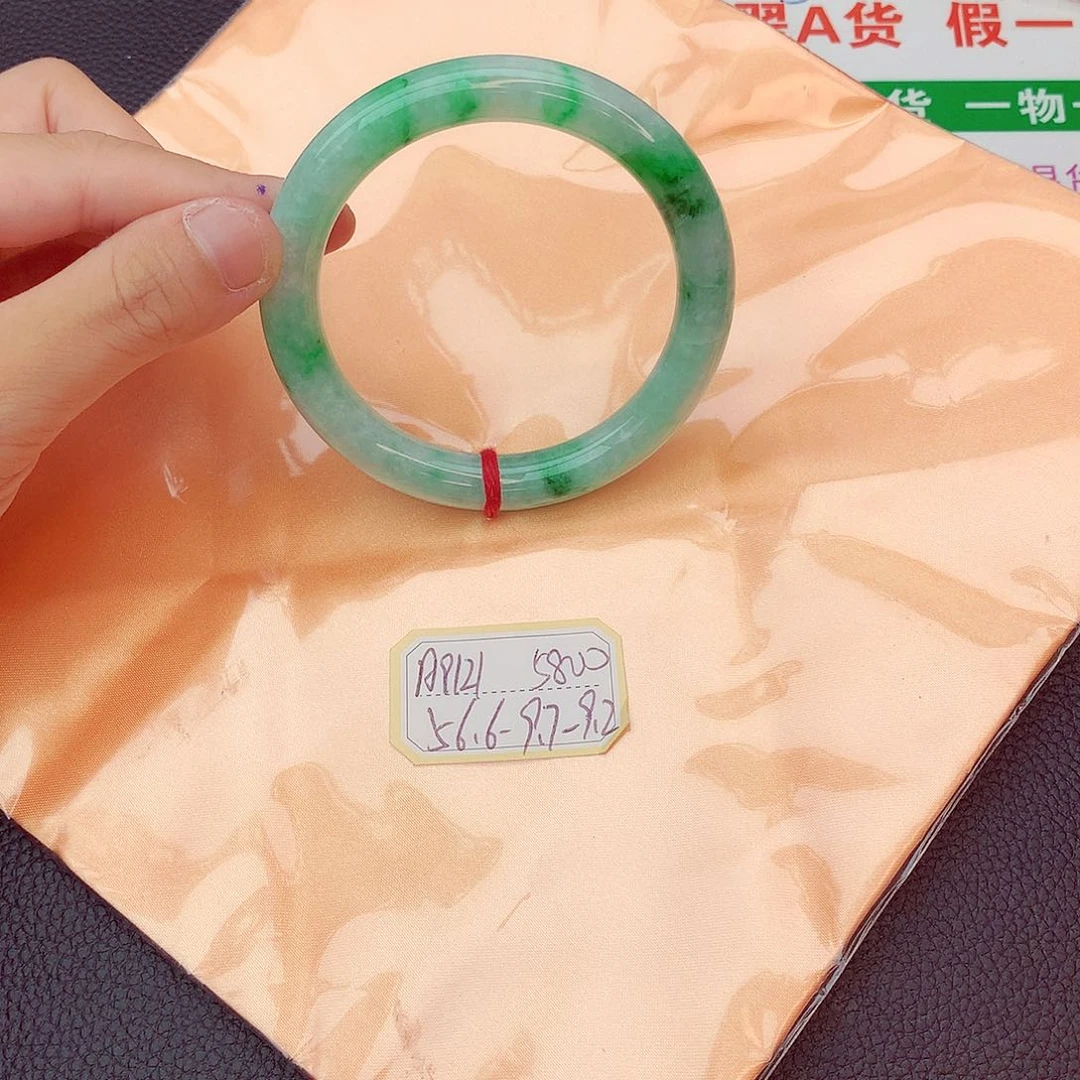 翡翠手镯未镶嵌我