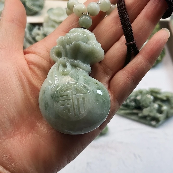 透闪石-蛇纹石玉未镶嵌颈饰