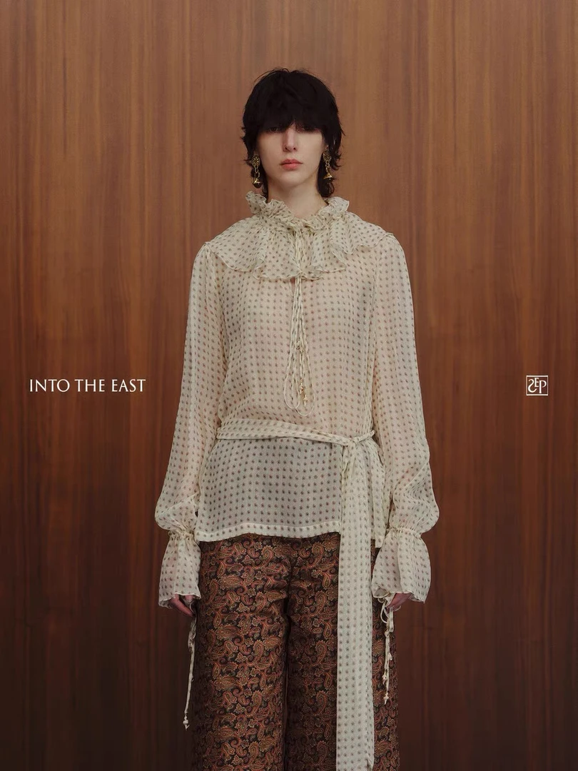 Into The East白色迷你腰果拉夫领真丝上衣