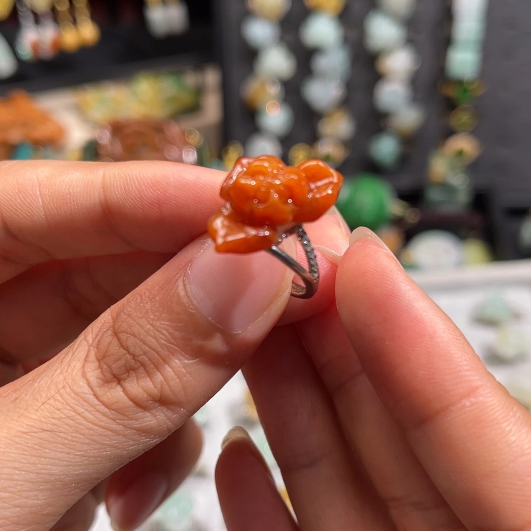 翡翠未镶嵌颈饰vvggvggghhhbbb