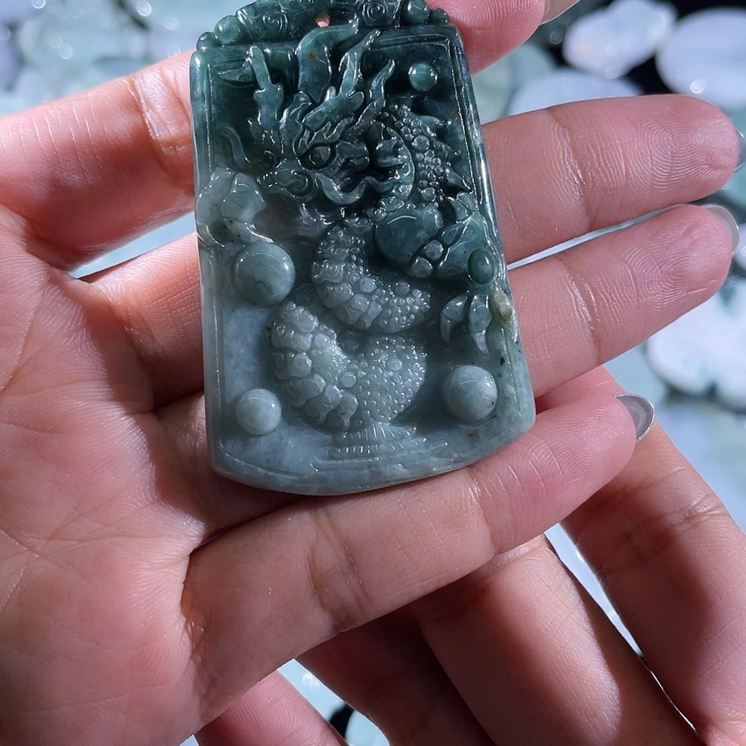 翡翠未镶嵌颈饰龙牌