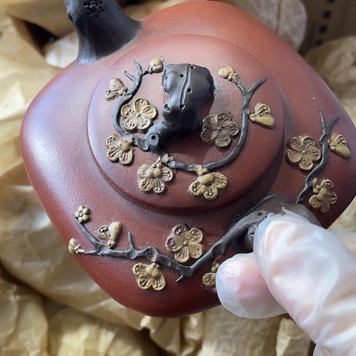 紫砂茶壶矿泥料手工制作的一把紫砂壶。