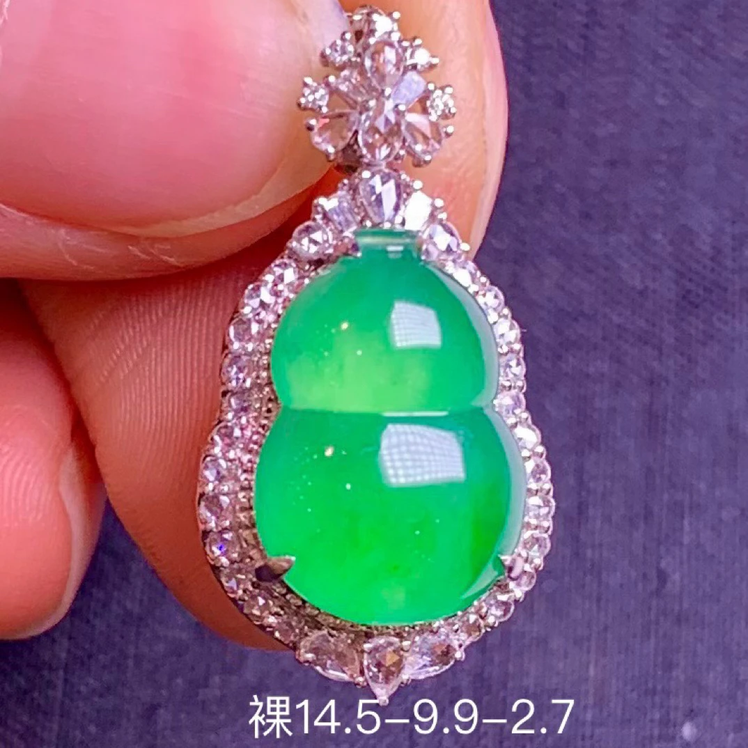 高冰阳绿葫芦翡翠吊坠 冰润光泽 光感十足 镶嵌精致