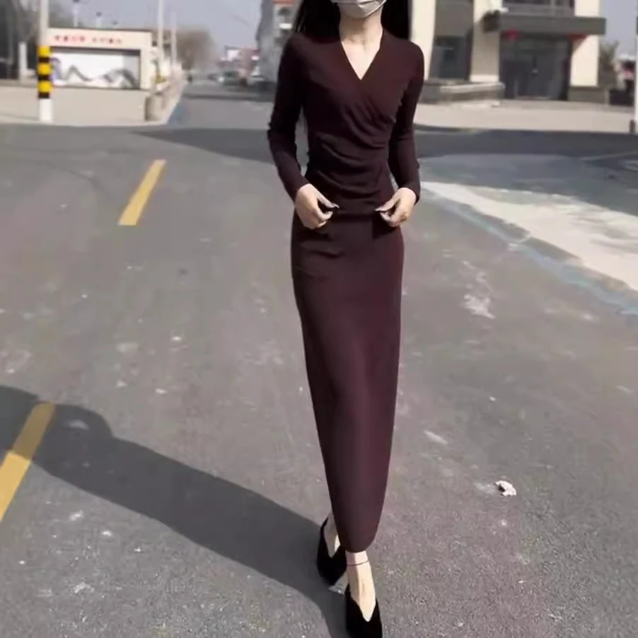24695大爱美依缘2025秋季新款纯色V领长袖修身连衣裙时尚显瘦长裙