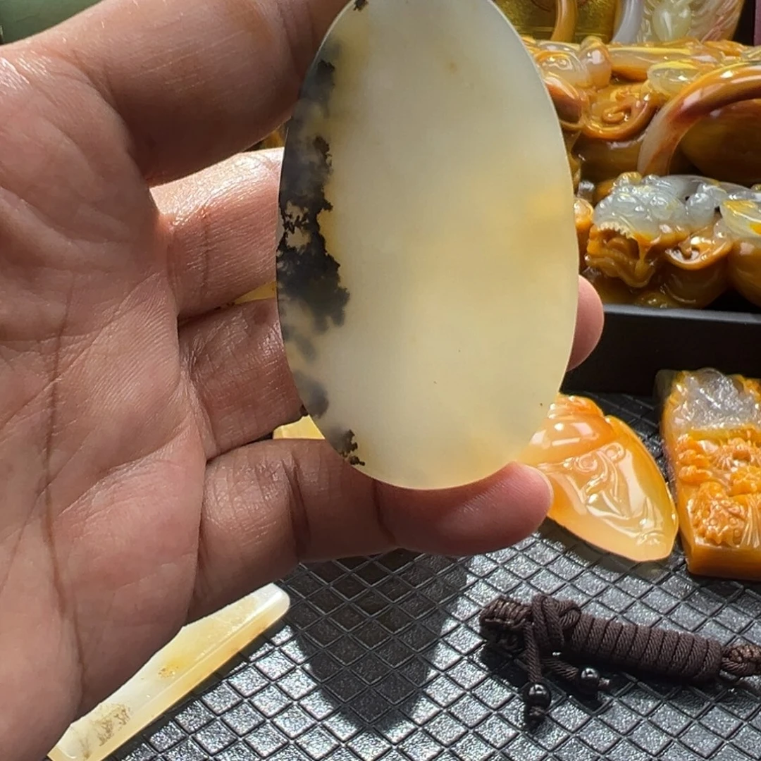 石英质玉未镶嵌颈饰